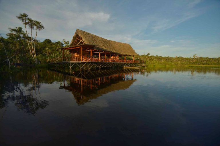 Laguna y cabaña de bienvenida durante la llegada a Sacha Lodge, en la Amazonía ecuatoriana.